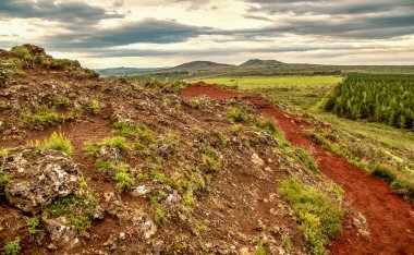 Kerid krater patikası yaz mevsiminde, İzlanda.