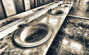 Harap ve terk edilmiş banyo.