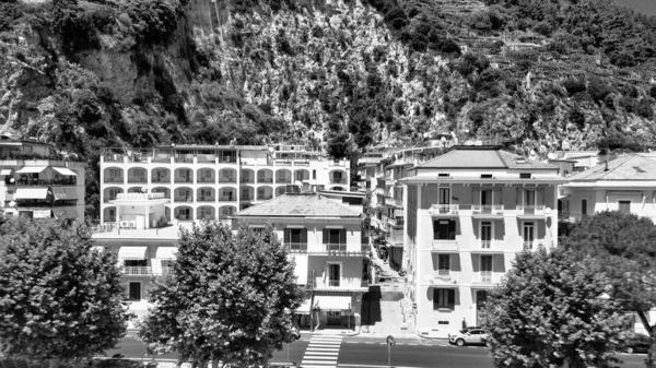イタリア マヨリ 2021年7月1日 アマルフィ海岸沿いの無人機から見たマイオリの家 — ストック写真