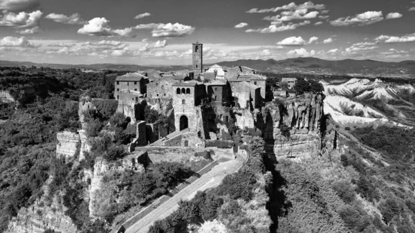 夏のシーズン イタリアのシビタ バグノージョの風景の素晴らしい航空ビュー これは有名な中世イタリアの町です — ストック写真