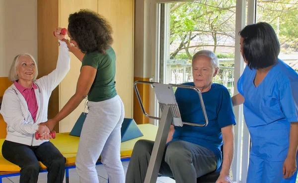 Concepto Rehabilitación Ancianos Jubilados Pareja Entrenamiento Gimnasio Supervisado Por Experto —  Fotos de Stock