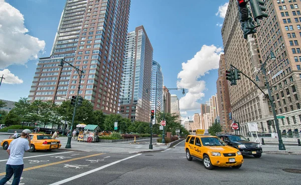 NEW YORK CITY - 27 AUG: Sarı taksi 27 Ağustos 2009 'da New York' ta şehir sokaklarında hızlandı. NYC yollarında 13.000 'den fazla sarı taksi var..