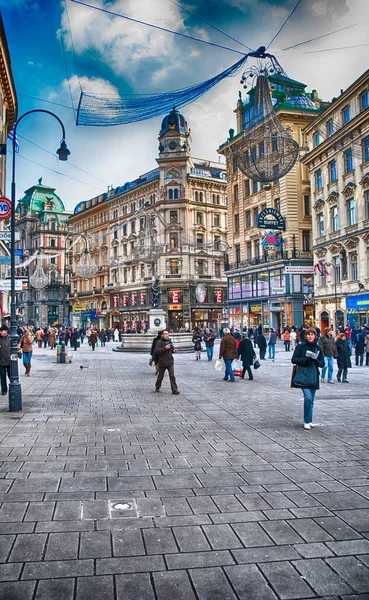 维也纳 游客可沿城市的街道 2010 日在维也纳 每年超过 1100 万人参观这座城市 — 图库照片