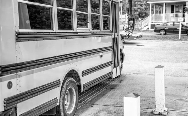 Autobús Escolar Amarillo Estacionado Largo Una Calle Ciudad — Foto de Stock
