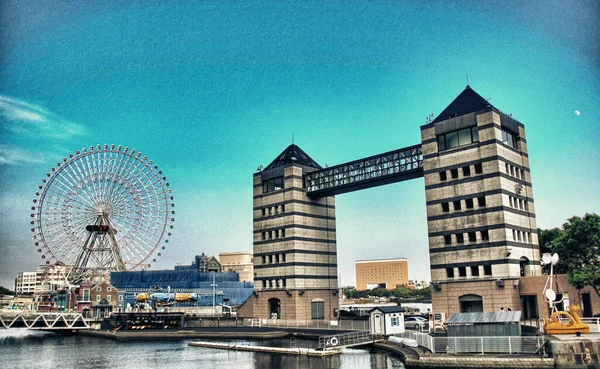 2013年8月19日横浜港の近代的な建物の眺め 横浜は日本で2番目に大きな都市で 現在人口は300万人を超えています — ストック写真