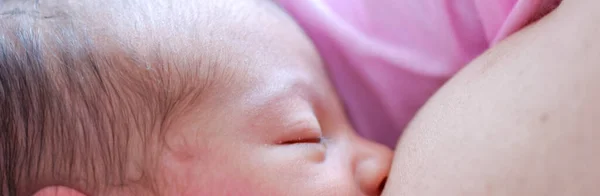 Frau Den Vierzigern Stillt Ihr Neugeborenes Mädchen — Stockfoto