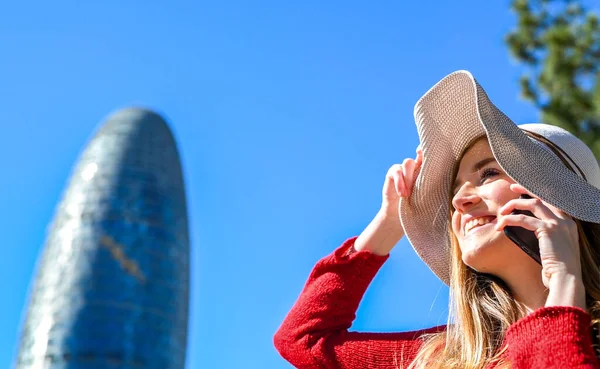 Chica Joven Aire Libre Visitando Ciudad Hablando Por Teléfono — Foto de Stock