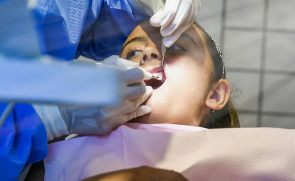 Mulher Caucasiana Jovem Com Dentista Luvas Látex Branco Verificar Condição — Fotografia de Stock