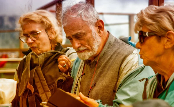 Oudere Mensen Ontspannen Buiten Aan Een Schuilplaats Restaurant Tafel Een — Stockfoto