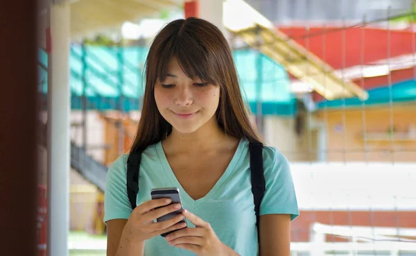 Азиатская Девочка Подросток Школе Разговаривает Телефону — стоковое фото