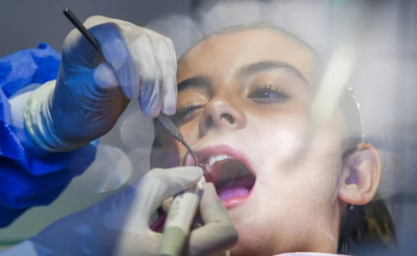 Giovane Femmina Caucasica Con Dentista Guanti Lattice Bianco Controllare Condizioni — Foto Stock