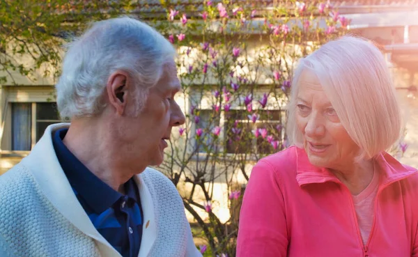 Καυκάσιο Ζευγάρι Συνταξιούχων Που Μιλάει Στον Κήπο Έννοια Της Συνταξιοδότησης — Φωτογραφία Αρχείου
