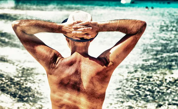 Homem Chapéu Palha Fronteira Oceânica Com Braços Cruzados Nuca Turismo — Fotografia de Stock