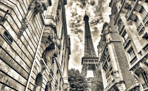Turnul Eiffel Între Clădirile Orașului Paris — Fotografie, imagine de stoc