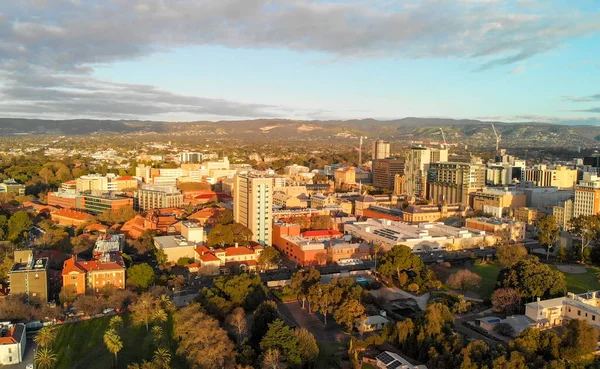 澳大利亚阿德莱德 2018年9月16日 日落时城市天际线鸟瞰图 阿德莱德是南澳大利亚的主要城市 — 图库照片