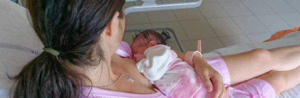 Vrouw Borstvoeding Haar Baby Haar Eerste Dagen Van Het Leven — Stockfoto