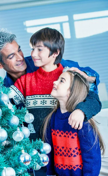 Feiertage Und Festkonzept Glückliche Familie Hause Feiert Weihnachten — Stockfoto
