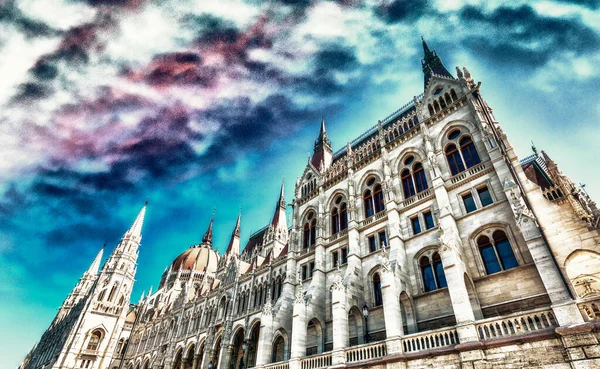 晴れた日のブダペスト議会の外観 ハンガリー — ストック写真