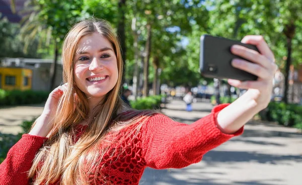 Boldog Lány Hogy Selfie Kültéri — Stock Fotó