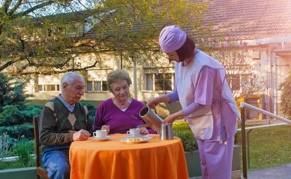 Junge Asiatische Kellnerin Serviert Älteren Rentnern Frühstück Reha Garten Eines — Stockfoto