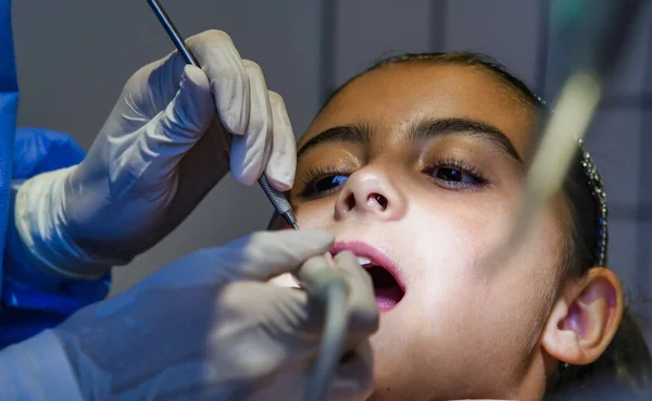 Mujer Caucásica Joven Con Dentista Guantes Látex Blanco Comprobar Estado — Foto de Stock