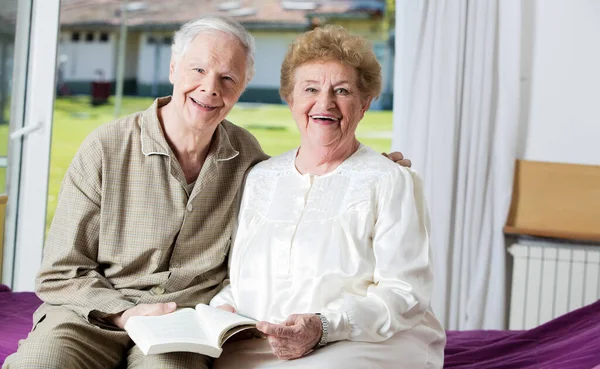 Gelukkige Ouderling Paar Leesboek Ziekenhuisbed — Stockfoto