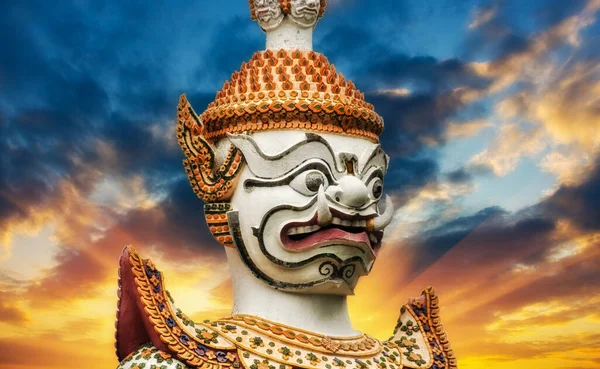 曼谷的泰国寺庙 巨大的守护雕像 色彩艳丽的日落天空 — 图库照片
