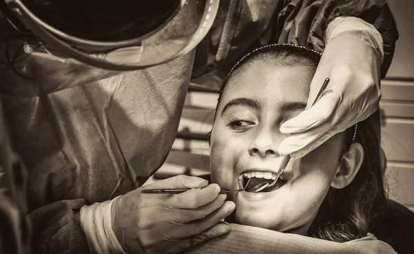 Ung Kaukasisk Kvinna Med Tandläkare Vita Latexhandskar Kontrollera Hennes Tänder — Stockfoto