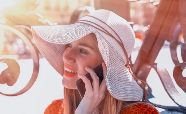 Mujer Feliz Visitando Ciudad Verano Con Sombrero Paja —  Fotos de Stock