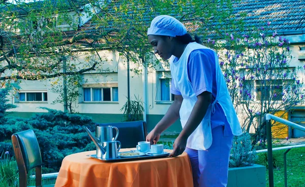 Jovem Ásia Garçonete Limpeza Até Mesa Hospital Reabilitação Jardim — Fotografia de Stock