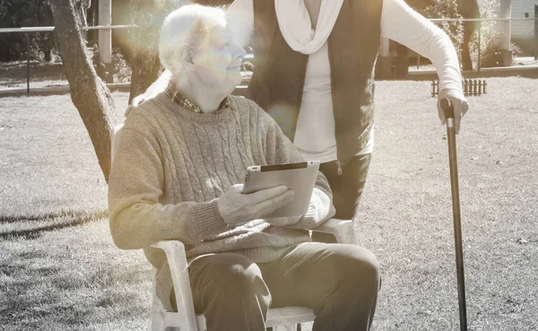 Mutlu Emekli Çift Güneşli Bir Günde Dışarıda Teknolojik Aletler Kullanıyor — Stok fotoğraf