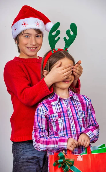 Genç Erkek Kız Kardeş Noel Için Evde Tatil Sezonunda Mutlu — Stok fotoğraf