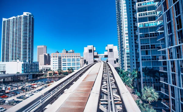 Downtown Miami Métrorail Train Accélérant Parmi Les Gratte Ciel Ville — Photo