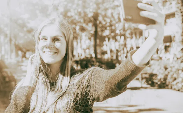 Chica Joven Haciendo Selfie Con Teléfono Móvil Aire Libre — Foto de Stock