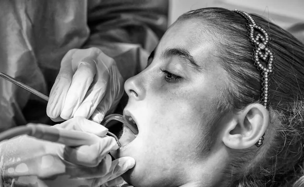 Молодая Белая Женщина Дантистом Белых Латексных Перчатках Проверяет Состояние Зубов — стоковое фото