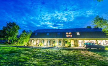 Gün batımı görünümü eski doğa ile çevrili bina şaşırtıcı.