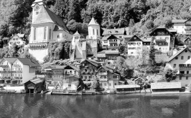 Hallstatt, Avusturya. Yaz mevsiminde göl üzerinde uçan bir drondan güzel bir kasabanın havadan görüntüsü.