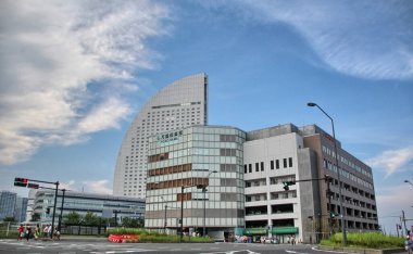 YOKOHAMA - 19 Ağustos 2013 'te Japonya' nın Yokohama limanındaki modern binaların görüntüsü. Yokohama, Japonya 'nın ikinci büyük şehridir ve bugünlerde nüfusu 3 milyondan fazladır.