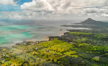 Mauritius kıyılarının panoramik hava manzarası, Afrika. Okyanus ve bitki örtüsüyle güneşli bir gün.