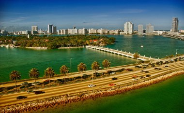 Miami, Florida. Gökdelenler ve okyanus harika kıyı renkler.
