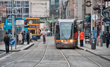 Turistler 12 Mart 2010 'da Dublin' de şehir sokaklarında yürüyorlar. Şehri her yıl 3,5 milyondan fazla insan ziyaret ediyor..