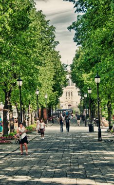 OSLO - 5 Haziran 2010: Turistler Oslo 'da güneşli bir günde şehrin sokaklarının keyfini çıkarıyorlar. Şehri her yıl 3 milyondan fazla insan ziyaret ediyor..