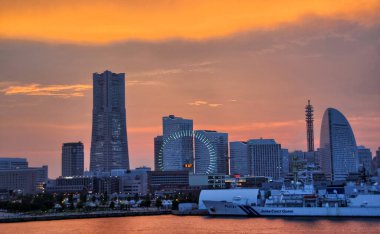 YOKOHAMA - 19 Ağustos 2013 'te Japonya' nın Yokohama limanındaki modern binaların görüntüsü. Yokohama, Japonya 'nın ikinci büyük şehridir ve bugünlerde nüfusu 3 milyondan fazladır.