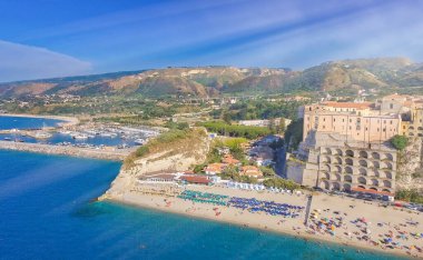 Tropea, Calabria kıyı şeridi. Yaz mevsiminde hava manzarası.
