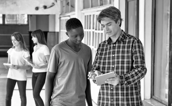 Insegnante Nel Corridoio Della Scuola Che Parla Con Sua Classe — Foto Stock