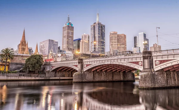 Prachtige Nacht Skyline Van Melbourne Met Rivier Reflecties — Stockfoto