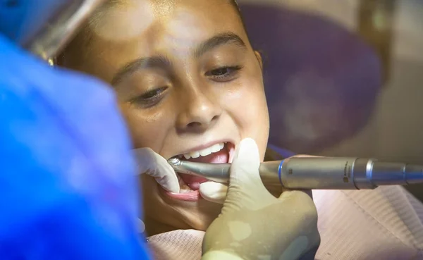 Mladá Běloška Zubařkou Bílých Latexových Rukavicích Kontroluje Stav Zubů Holčička — Stock fotografie