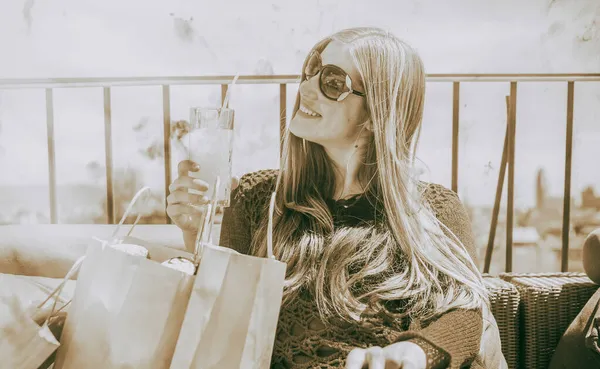 Mujer Relajándose Una Azotea Mirando Las Bolsas Regalo —  Fotos de Stock