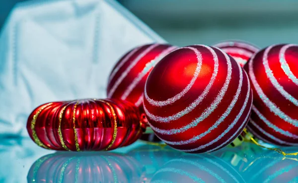 Mesa Natal Decorada Com Bolas Vermelhas Máscaras Brancas Médicas Pandemia — Fotografia de Stock