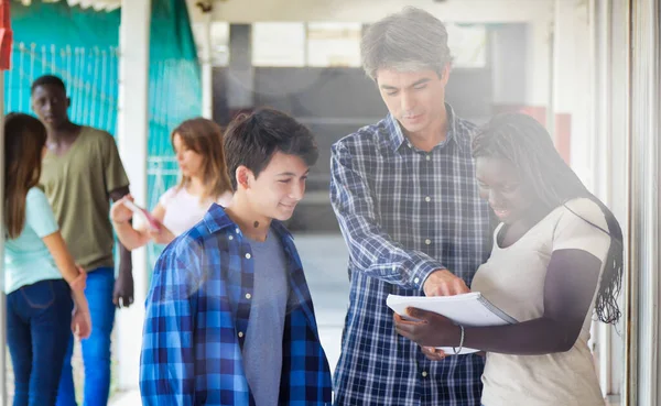 Insegnante Nel Corridoio Della Scuola Che Parla Con Sua Classe — Foto Stock